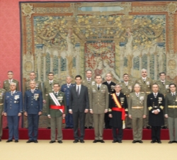 Fotografía de grupo de Su Alteza Real el Príncipe de Asturias con delegados de Defensa